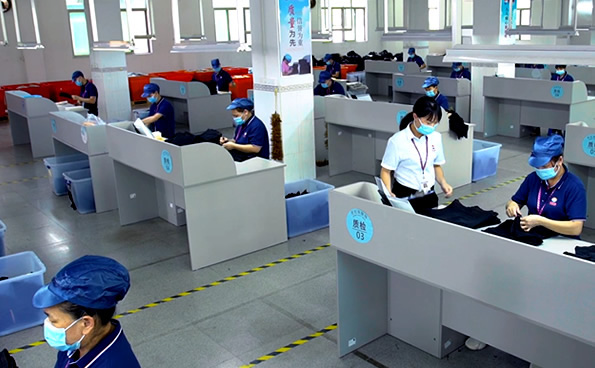 每件成品都在后道車(chē)間進(jìn)行專(zhuān)業(yè)化、標(biāo)準(zhǔn)化的質(zhì)量檢測(cè)程序